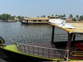 PM shikkara boat，位于阿勒皮的酒店