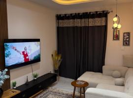 Modern Flat with Balcony，位于Wāh的酒店