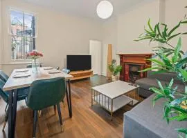 Spacious 4 Bedroom House Darling Harbour