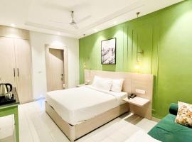 HOTEL W-H PREMIUM A family hotel & Near Mansa mata Temple& Railway station Fully Air conditioned Rooms with Wifi-LIFT and Restaurant - A Premium Hotel，位于哈里瓦的酒店