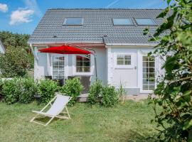 Ferienhäuser Insel Usedom Haus Samara 8 - Blick aufs Achterwasser! Whirlpool und Sauna，位于Lütow的酒店
