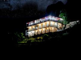 LA Riqueza Sushanti Retreat - Mountain View Rooms with Balcony # Pure Veg Restaurant # Jain Food Available # Parking # Customer's choice Hotel，位于Gupta Kāshi的酒店
