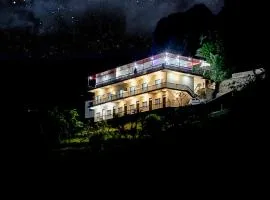 LA Riqueza Sushanti Retreat - Mountain View Rooms with Balcony # Pure Veg Restaurant # Jain Food Available # Parking # Customer's choice Hotel