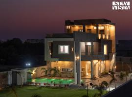 StayVista at Pinkal Farms with Pool, Lawn, Wi-Fi，位于斋浦尔的酒店