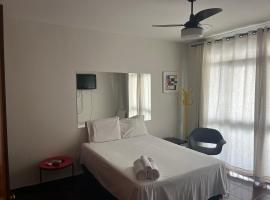 Suíte Quintal Bueno! Ar split, Tv a cabo, Wi-Fi Ultra e a melhor localização de Goiânia!，位于戈亚尼亚的酒店