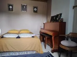 Le paradis des chats chez Stéphanie près circuit du Mans, possibilité rajout lit pliant 1 personne, animaux acceptés, relais motard, Nespresso à disposition dans chambre