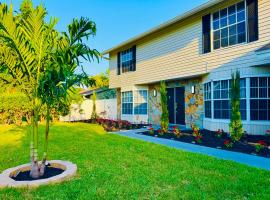 Tampa Luxury 5BR Estate with Pool and Golf Views，位于坦帕的度假屋
