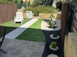 Appartement T2 avec son rez de jardin de 40 m2 5 couchages 250m de la plage et 15km de l'Arena