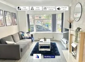 Spacious 3 BDR By Avalora Short Lets & Serviced Accommodation Queensway With Big Garden, Near Train Station, Airport & Large Driveway