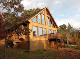 Well-Equipped Cabin Great for Families in Helen, Georgia，位于Clarkesville的酒店