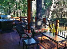 Cozy Vacation Cottage Rental near Lassen Volcanic National Park, Northern California，位于Shingletown的酒店