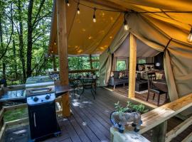 African-Themed Safari Tent for Glamping in West Virginia，位于Hico的酒店