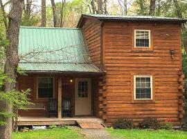 Enchanting Country Cabin Rental near Oak Hill, West Virginia，位于Hico的酒店