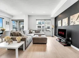 Ritzy 3BR Home with Balcony Near Burlington Pier