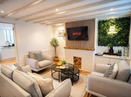 Stylish 2 Bedroom Cottage With Hot Tub And Parking，位于布由德利的酒店