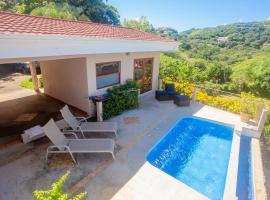 Romantic 1BR Studio Guesthouse with 3 Shared Pools, Beach and Resort Access，位于奥科塔尔的酒店