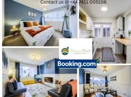 Low Rate 3 Bedroom House Very Close To Coventry Building Society Arena aka Ricoh Arena, Sleeps 8, Free Driveway Parking and Free Wi-Fi, with Garden - RRN