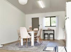 Peaceful Forest Retreat and Hot Tub，位于Russell Island的酒店