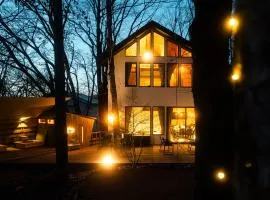 8Lantern サウナ付き民泊で日本10位 最大10名 大きな窓とウッドデッキの一体感 2025年完成 BBQ 貸し切り宿