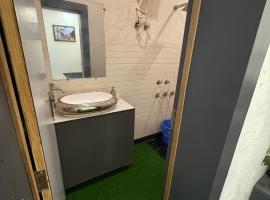 VEDA HOTEL ll，位于Mohiuddīnpur的酒店