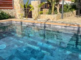 Victoria's Luxury Apartment - Private Pool, Jacuzzi