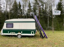 Karula Stay - Exclusive Lakeside Camper & Floating Treetent Experience，位于&Auml;hij&auml;rve的豪华帐篷营地