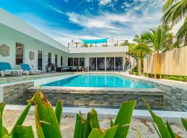 4 Br Belize Beachfront Villa W Pool, Beach & Pier，位于Basil Jones的酒店