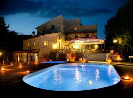Il Castelluccio Country Resort Restaurant & SPA，位于巴贝里诺·迪·穆杰罗的带泳池的酒店