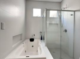 3 suítes a 150 metros do mar em Meia Praia，位于伊塔佩马的酒店