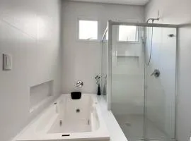 3 suítes a 150 metros do mar em Meia Praia