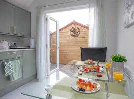 Lovely & Charming Studio with Parking In New Forest - Brand New!，位于Sway的酒店