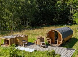 Water Hideout - Floating Villas in Wild Nature，位于Nowawieś Zbąska的酒店