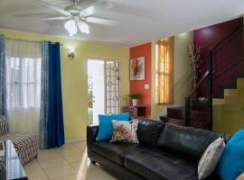 Modern Townhouse with Parking, WiFi and Air Conditioning in Portmore，位于波特莫尔的酒店