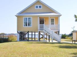 3BR Waterfront Home Fishing Boating Views，位于Sealevel的酒店
