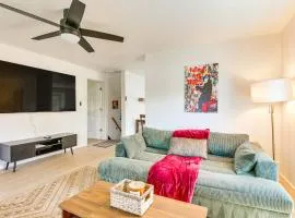 3 Mi to Downtown Youngstown Apt with Deck!