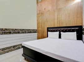 Hotel O Royal Guest House，位于莫拉达巴德的酒店