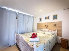 Lovely Rose Apartment One AC Bedroom Breeze Balcony Jacuzzy