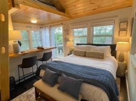Cheerful Cottage with Loft Close to Everything 6，位于Edgecomb的酒店