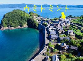 オーシャンビューで海水浴が出来てカフェも近い貸し切り宿ウミトミント，位于Otsuki的海滩酒店