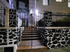 casa em rua tranquila a 200 metros do agito do Rio Vermelho e praia，位于萨尔瓦多的酒店