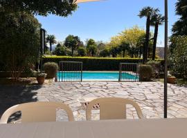 Villa Santa Chiara Lesa - appartamento vista lago con piscina，位于莱萨的酒店