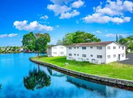 Great for Large Gatherings Sleeps 17 PalmWaveStays