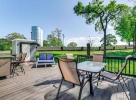 Less Than 1 Mi to Golf and Marina Inviting Home in Afton!，位于Afton的酒店