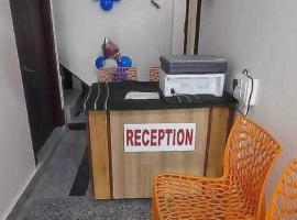 OYO Hotel Blue Star，位于莫拉达巴德的酒店