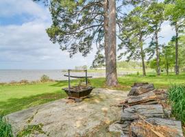 Lakefront Gem w/ Boat Dock & Fishing Pier in Many，位于Many的酒店