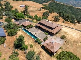 Priest Ranch with Guest House and Pool，位于Big Oak Flat的酒店