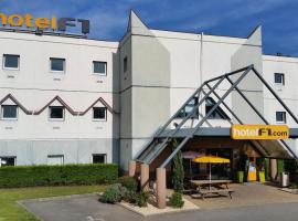 里昂西圣艾修伯里小岛F1酒店，位于圣康坦法拉维耶的酒店
