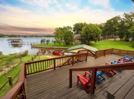 Lakefront Retreat Sleeps 15 Starlink Internet，位于Mabank的酒店