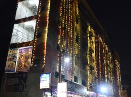 Hotel Dwarka Gauri，位于Mahad的酒店