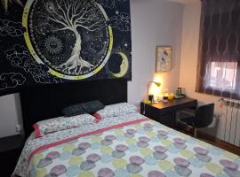 HABITACIONES INDIVIDUALES Wifi TV microondas cerca del Aeropuerto Madrid Habitacion GRANDE WC PRIVADO o Habitacion PEQUEÑA WC COMPARTIDO Muy tranquilas Bien comunicadas tren metro bus Facil aparcamiento SAN SEBASTIAN DE LOS REYES，位于圣塞巴斯蒂安德洛斯雷耶斯的酒店